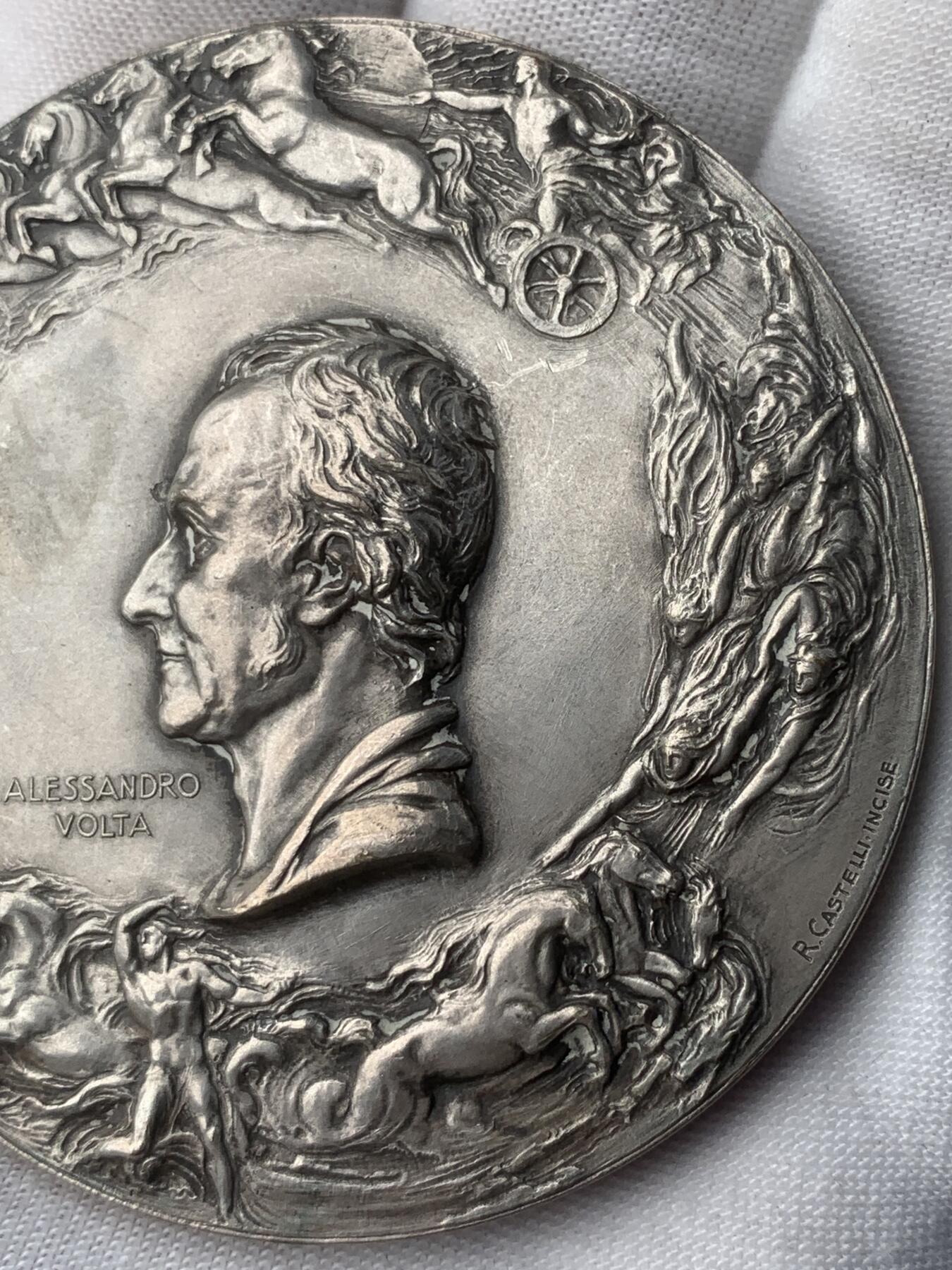 掌中浮雕-藏着的欧洲第053场 1927年意大利物理学家伏特逝世100周年镀银铜章 G.Lonazzi雕刻，59mm, (边缘无磕碰，仅一处漏铜，如图）