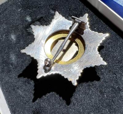 大猫徽章拍卖 第289期  南斯拉夫 人民军勋章 军事功勋勋章一组 原证书 大证书是一级军事功勋的 同一人获得