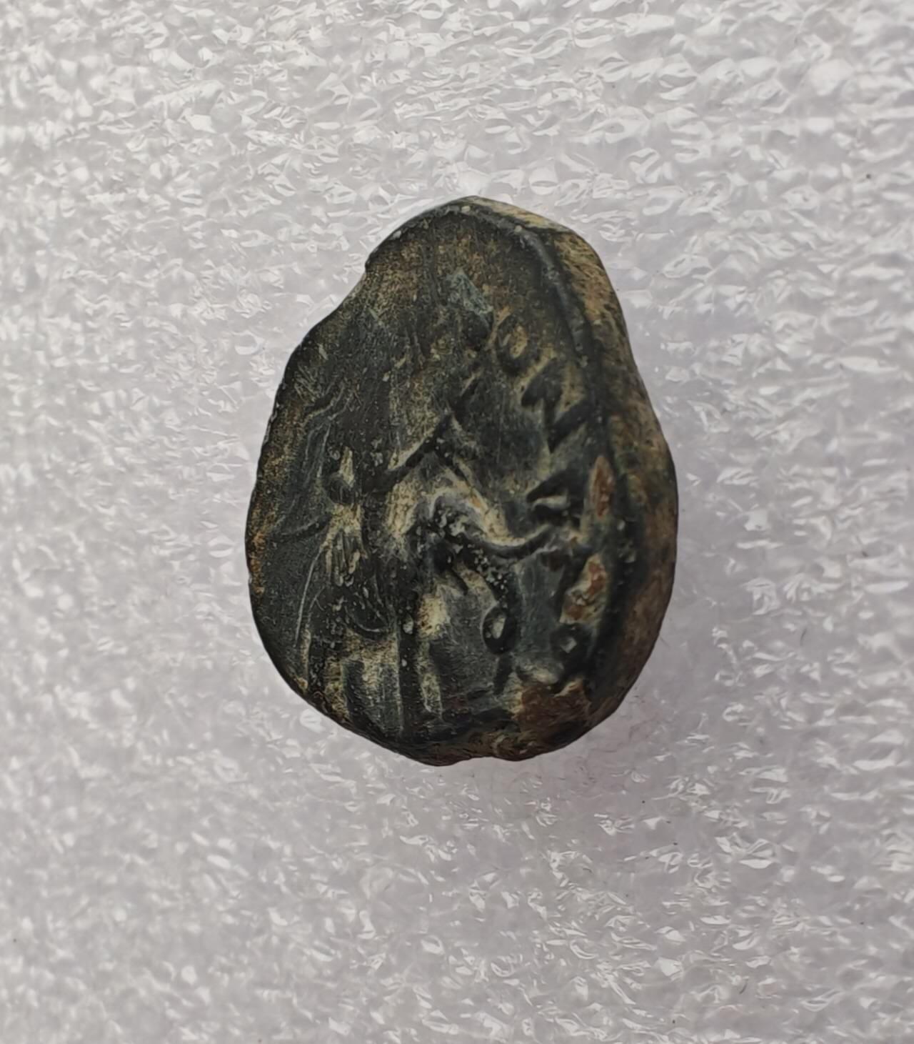 瓶子🏺第231期拍卖会 公元158–195年贵霜帝国胡韦什卡（Huvishka）时期的四德拉克马铜币   正面：国王胡韦什卡骑在战象上，手持象钩，周围环绕巴克特里亚文铭文  背面：贵霜神奥索Oesho的立像，手持三叉戟，象征王权与神权的结合