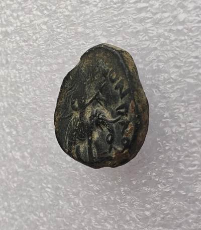 瓶子🏺第231期拍卖会 公元158–195年贵霜帝国胡韦什卡（Huvishka）时期的四德拉克马铜币   正面：国王胡韦什卡骑在战象上，手持象钩，周围环绕巴克特里亚文铭文  背面：贵霜神奥索Oesho的立像，手持三叉戟，象征王权与神权的结合 15.58克