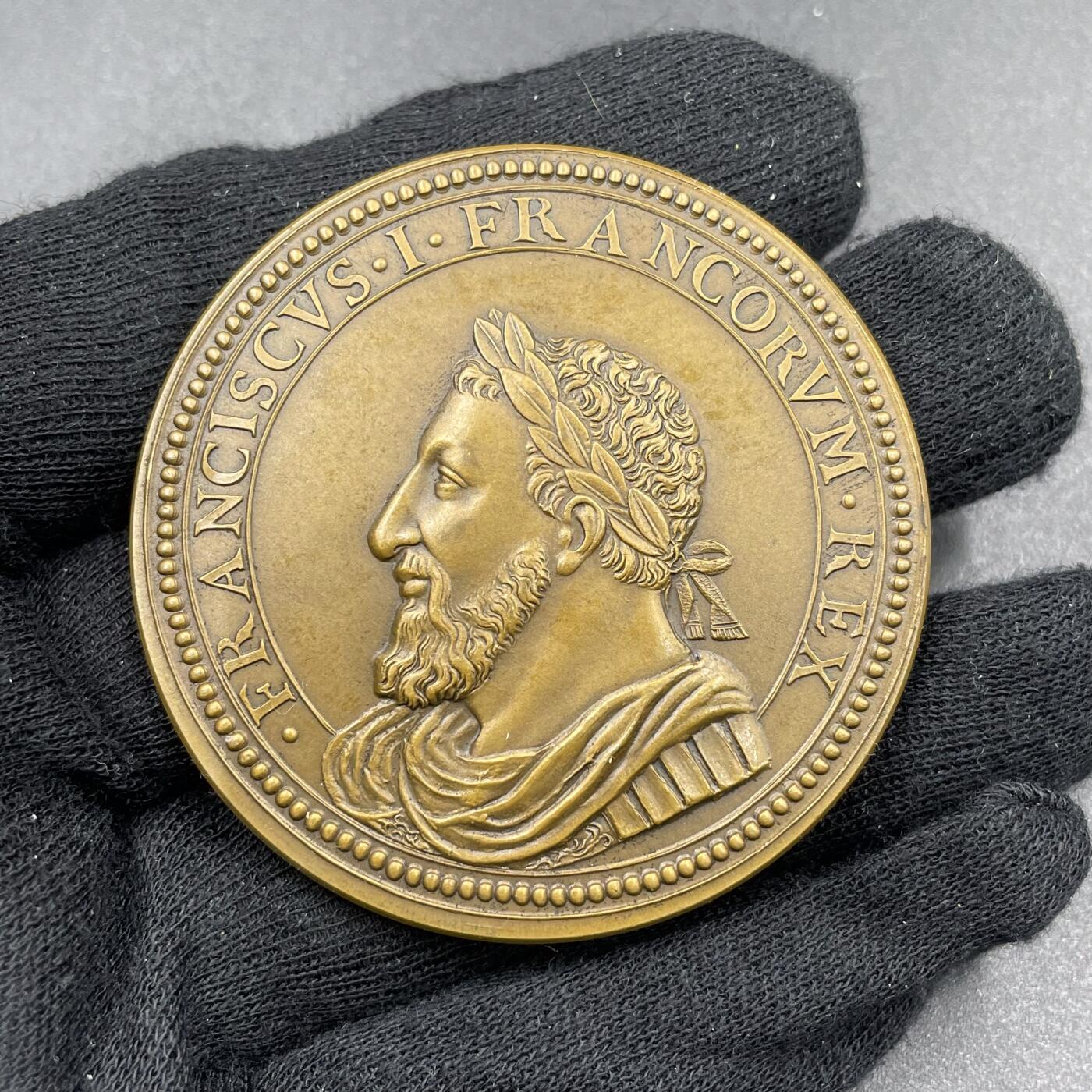 「木头集藏」章牌专场-第69场 法国国王弗朗索瓦一世，直径：54.5 mm，76.5 g，边铭：丰饶角 BROZNE，弗朗索瓦一世（1494–1547）是法国文艺复兴的核心人物，他大力引进意大利艺术，邀请达·芬奇等大师前往法国，被誉为“法国文艺复兴之父”。