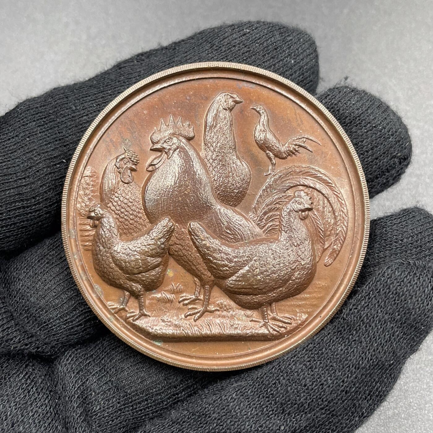 「木头集藏」章牌专场-第69场 英国国际家禽大奖赛铜奖章，直径：50 mm，51 g，少见铜章，刻画细致。