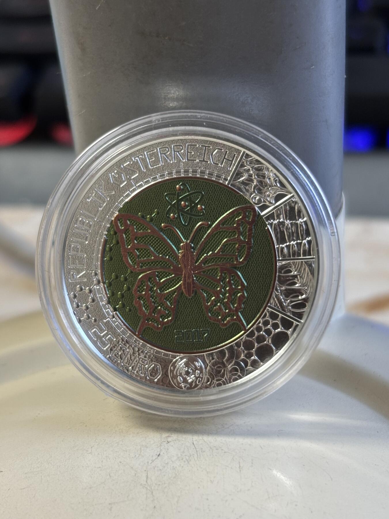 第192期拍卖 奥地利2017年银铌镶嵌系列微观世界银铌双金属币，金属:900银998铌，重量:16.5克（10克银，6.5克铌）直径:34毫米，发行：65000枚