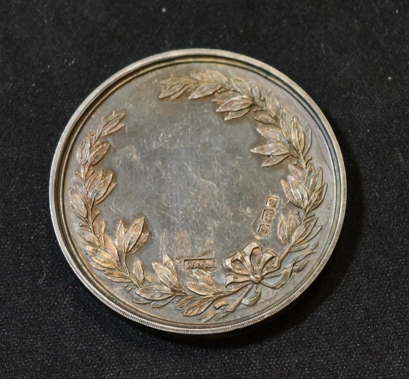 甄臻铺-世界币章拍卖（第53期），甄品场拍品征集中，送拍享返佣金等优惠多多 1917年英国布拉德菲尔德大学纪念银章，重25.8克，直径38.8毫米。正面刻有“Bradfield College”字样及校徽，背面是橄榄枝和奖章图案，银匠大师威廉姆詹姆斯丁利出品