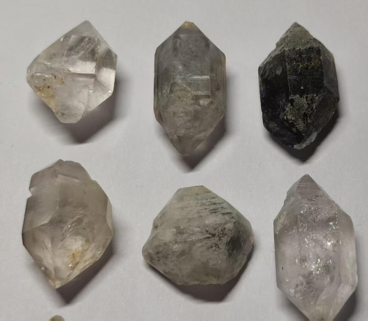 七河·世界世界币章杂件小拍（总第40期） 藏家出品X760（6）云贵闪灵水晶原石一组共9件，总重量约50多克 本件拍品由合作藏家邮寄