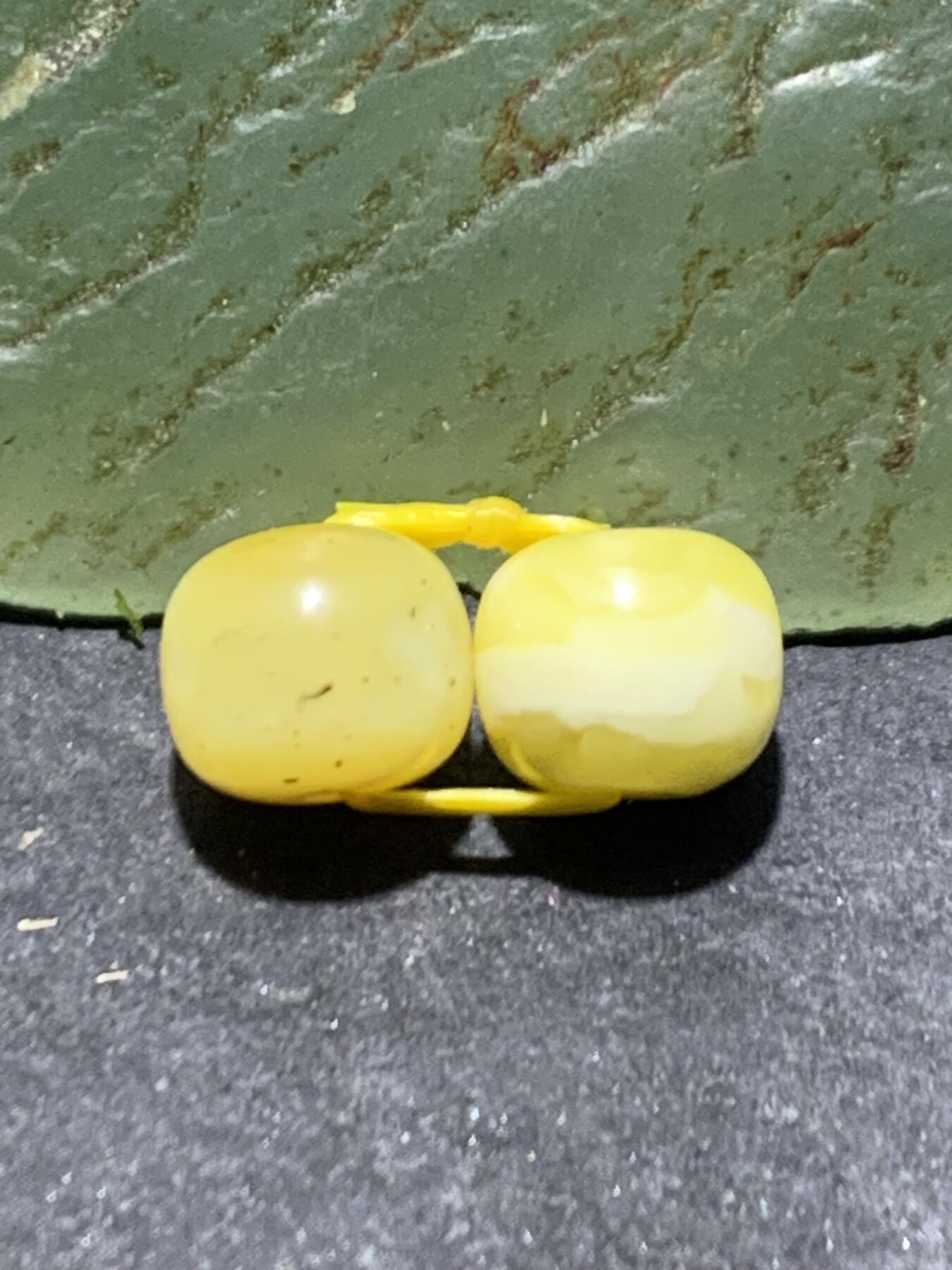 天然俄料原矿蜜蜡小尺寸老形桶珠腰珠两颗，