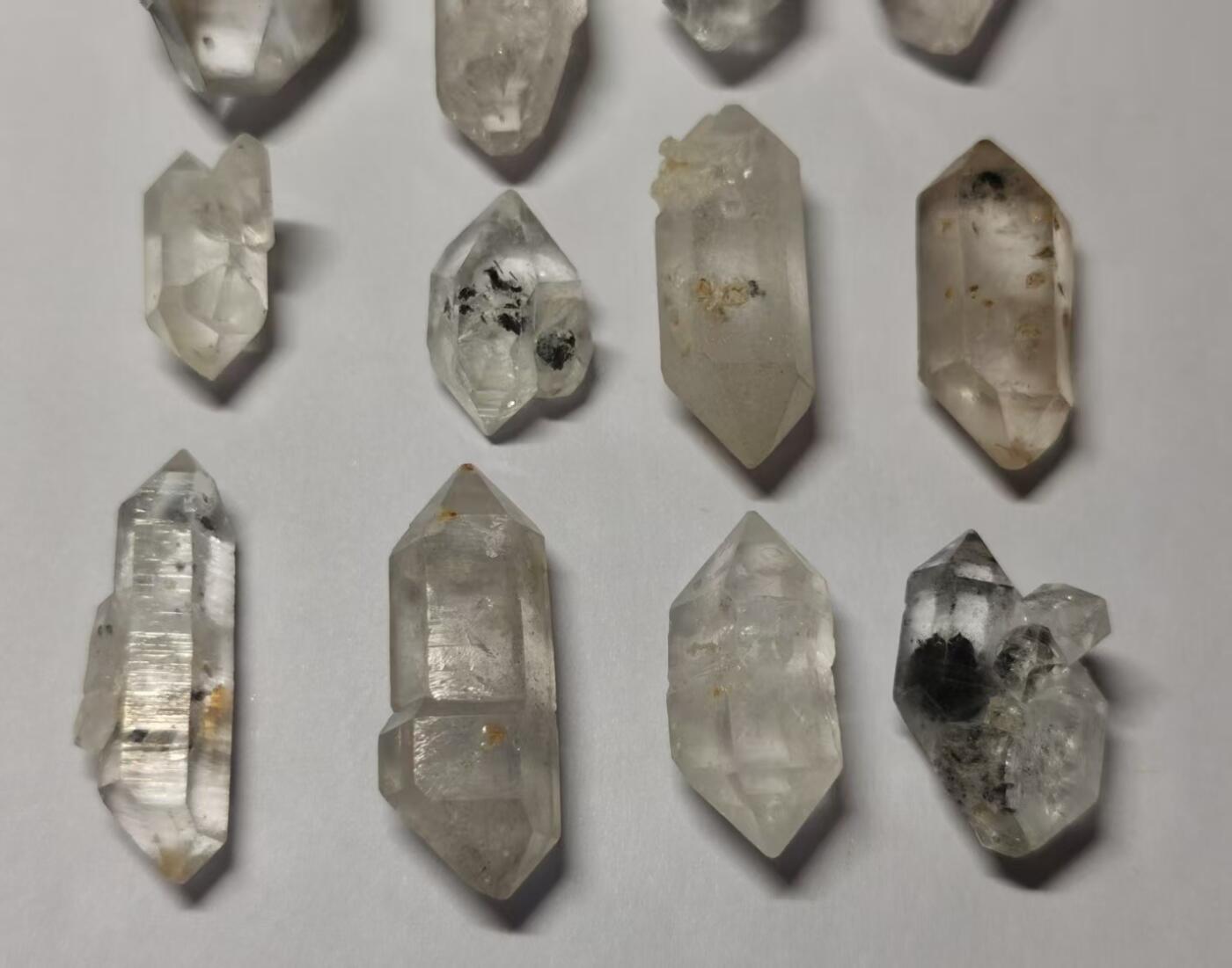 七河·世界世界币章杂件小拍（总第40期） 藏家出品X759（6）云贵闪灵水晶原石一组共12件，总重量约50多克 本件拍品由合作藏家邮寄