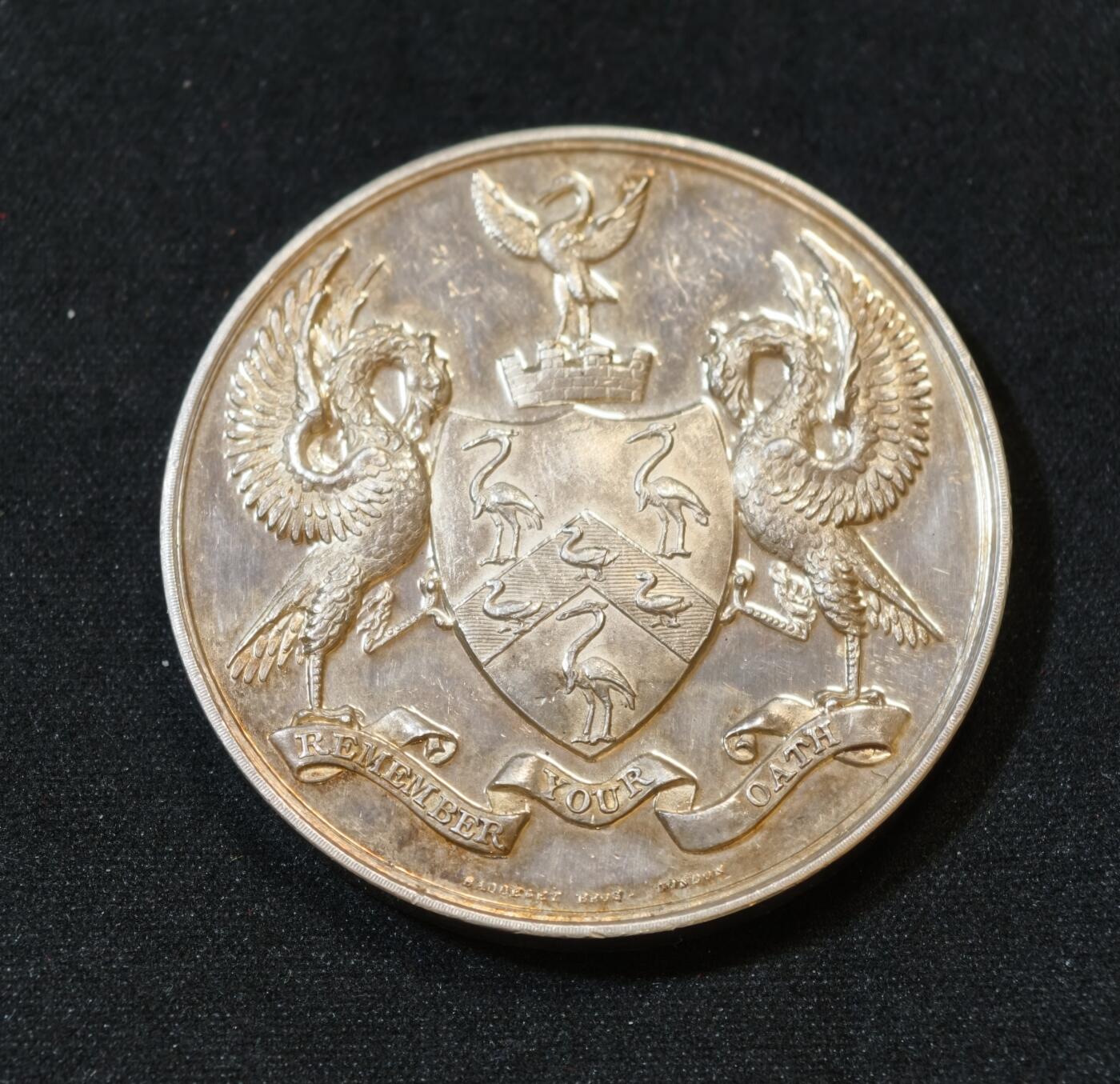 甄臻铺-世界币章拍卖（第53期），甄品场拍品征集中，送拍享返佣金等优惠多多 19世纪英国伦敦家禽商公会（Worshipful Company of Poulterers）银奖章，重46.345克，直径44.6毫米。正面是家禽图案和盾徽，背面“PRIZE GIVEN BY THE WORSHIPFUL COMPANY OF POULTERS LONDON”字样。