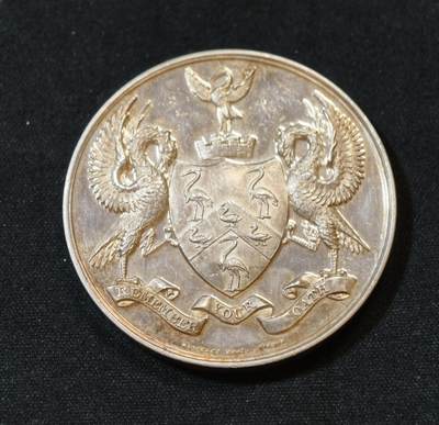 甄臻铺-世界币章拍卖（第53期），甄品场拍品征集中，送拍享返佣金等优惠多多 - 19世纪英国伦敦家禽商公会（Worshipful Company of Poulterers）银奖章，重46.345克，直径44.6毫米。正面是家禽图案和盾徽，背面“PRIZE GIVEN BY THE WORSHIPFUL COMPANY OF POULTERS LONDON”字样。