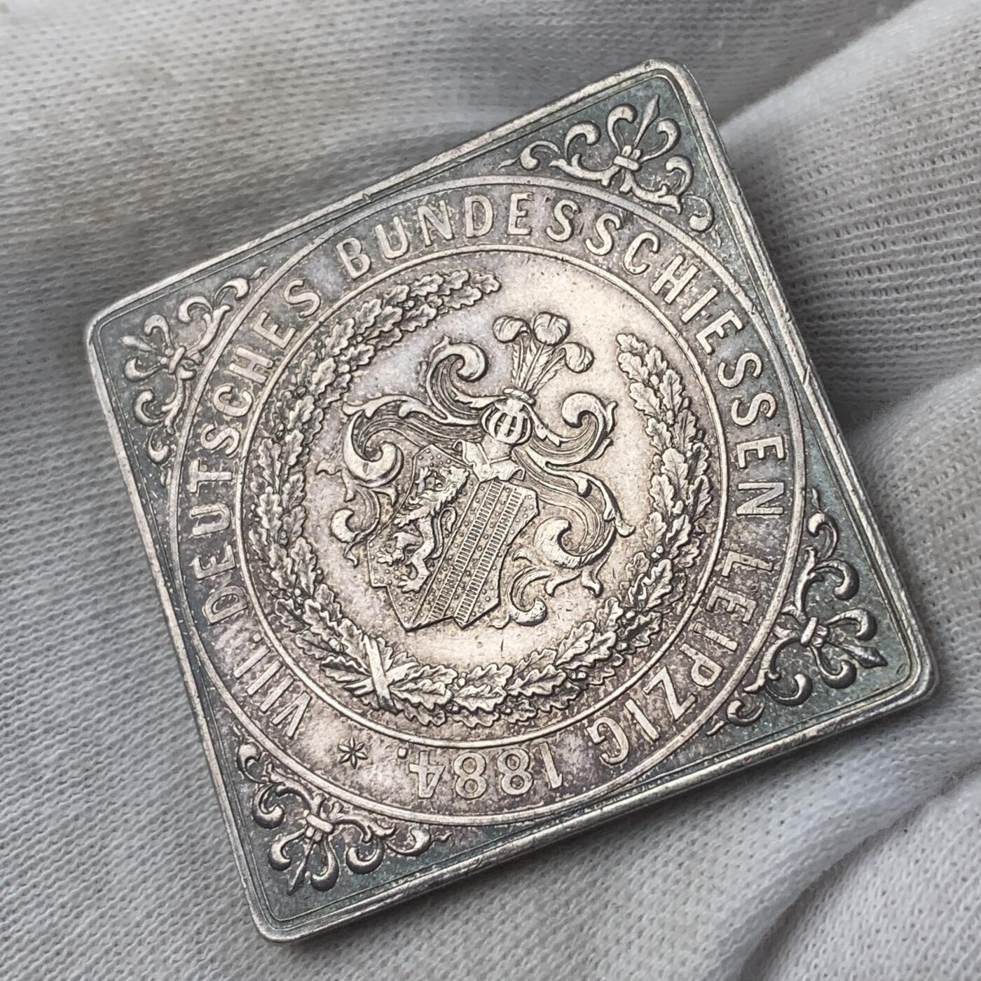 掌中浮雕-藏着的欧洲第053场 1884年德国莱比锡第八届联邦会议菱形银章 ， 对边36mm，27.72g，稀少