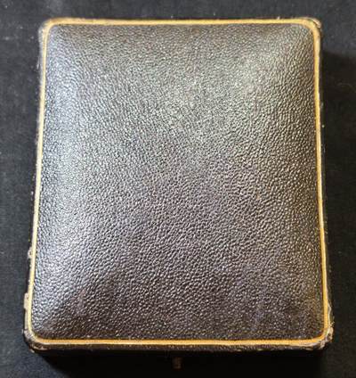 甄臻铺-世界币章拍卖（第53期），甄品场拍品征集中，送拍享返佣金等优惠多多 - 1895年英国J.D. Cameron Esq.颁发的银质奖章，重46.9克，尺寸72.5x55x7.3毫米，带原装皮盒，环绕花环装饰，英国装饰主义复杂银饰工艺典范，包浆自然