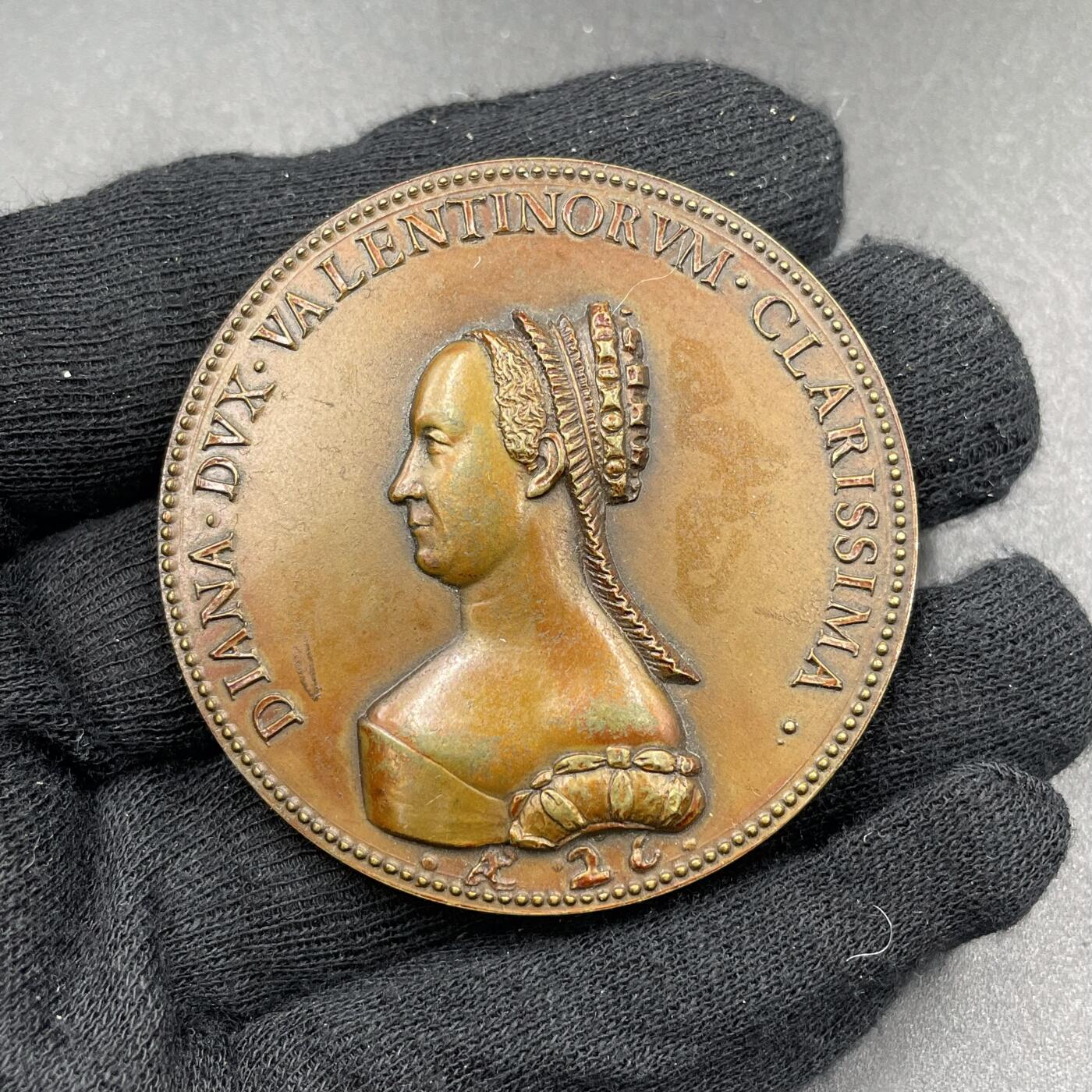 「木头集藏」章牌专场-第69场 法国瓦朗蒂诺女公爵纪念铜章，直径：52.5 mm，71.5 g，边铭：丰饶角 METAL·D，