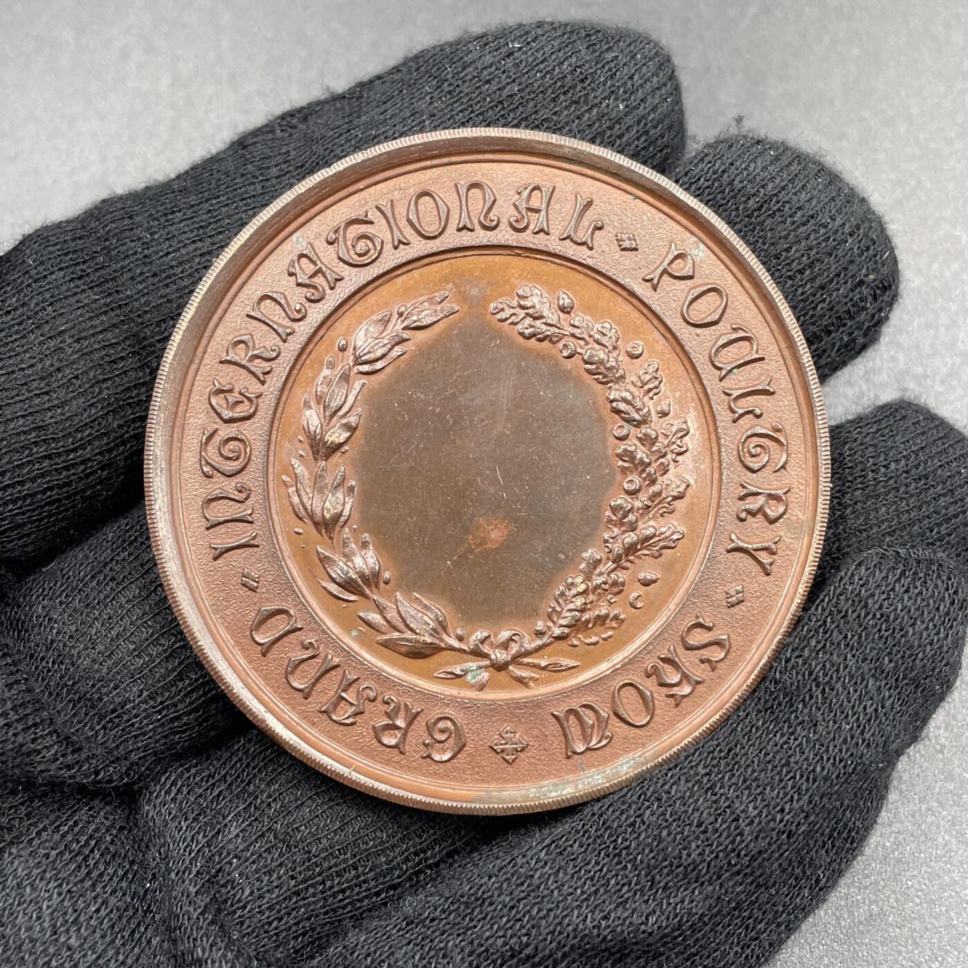 「木头集藏」章牌专场-第69场 英国国际家禽大奖赛铜奖章，直径：50 mm，51 g，少见铜章，刻画细致。