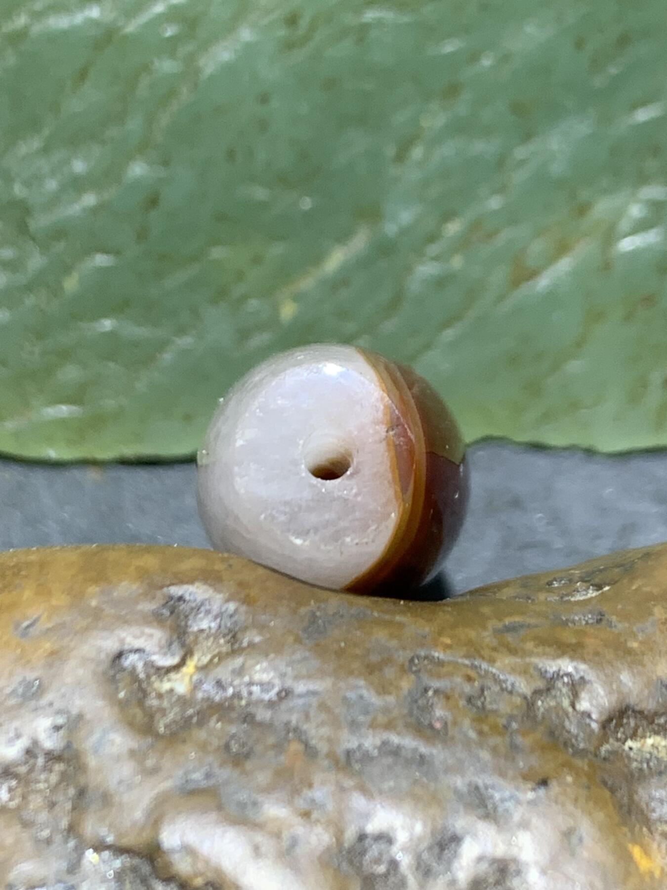 精美冰飘冻料战国红玛瑙天珠形桶珠一个，