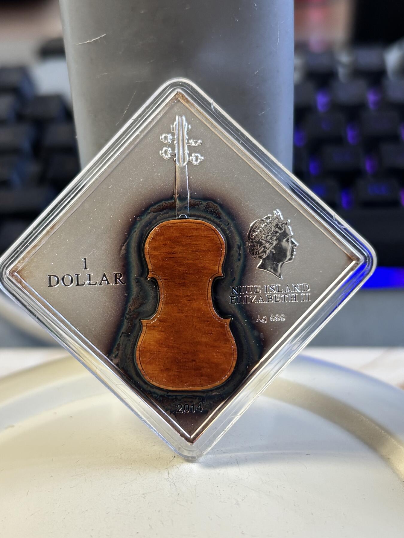 第192期拍卖 纽埃2014年小提琴镶嵌世界首枚木头菱形纪念银币，999银，发行999套