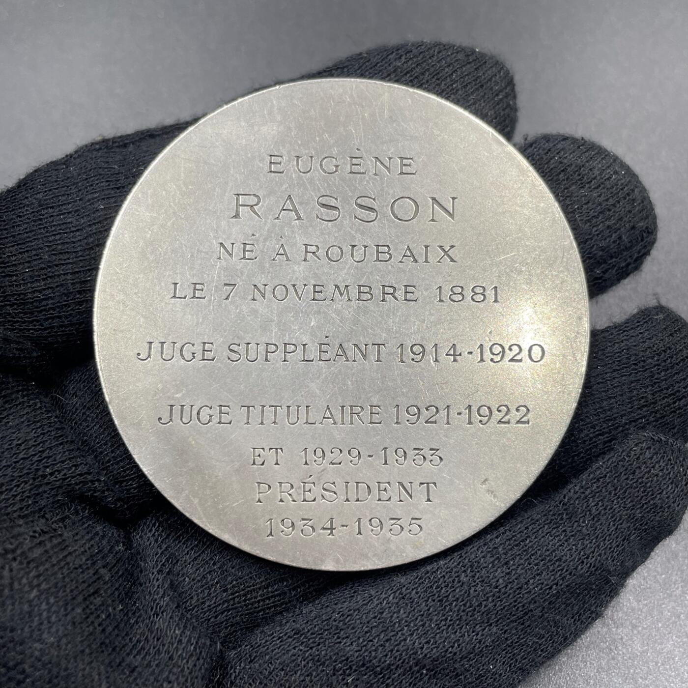 「木头集藏」章牌专场-第69场 1935年法国鲁贝商事法庭银奖章，直径：57 mm，75.1 g，边铭：菱形厂标 ARGENT，正面将代表商业的双蛇杖与象征公平的天平刻画在一起，代表着商事法庭在商业活动中维护公平与秩序的职责，背面刻字介绍获奖人Eugène Rasson 21年的职业生涯。少见银章，品相不错