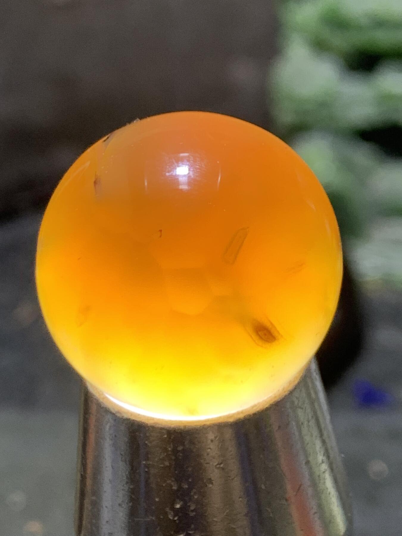 精美高润度冻料飘黄战国红玛圆珠一个，