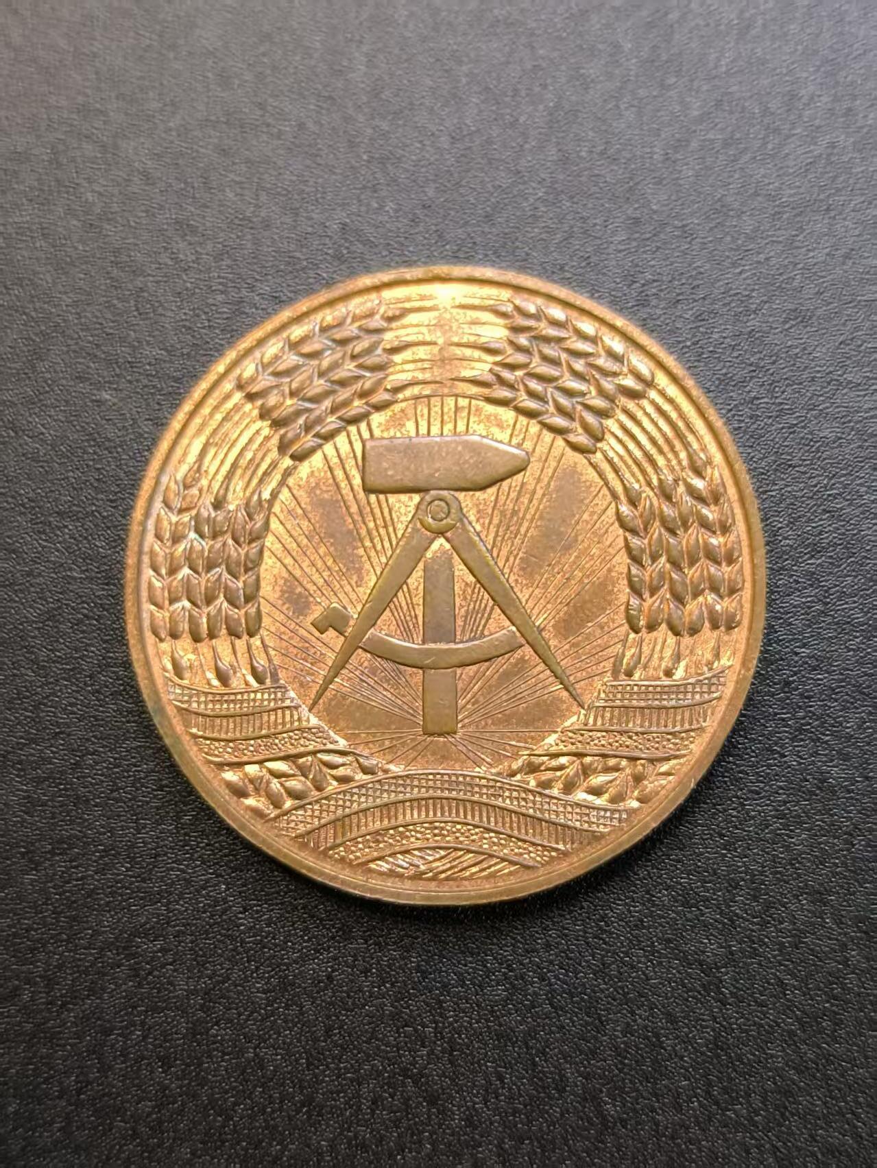 云宸嘉赏-勋臻精藏⭐️年后精品专拍场次🎖 民主德国人民警察忠诚服役奖章 早期无国徽大版 黄铜质手感极佳