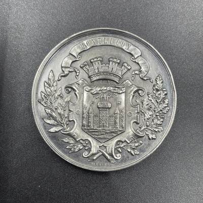 「木头集藏」章牌专场-第69场 - Desaide～1866年法国蒙吕松农业展览会，直径：46 mm，48.2 g，边铭：蜜蜂 ARGENT，正面刻画蒙吕松的城市盾徽。