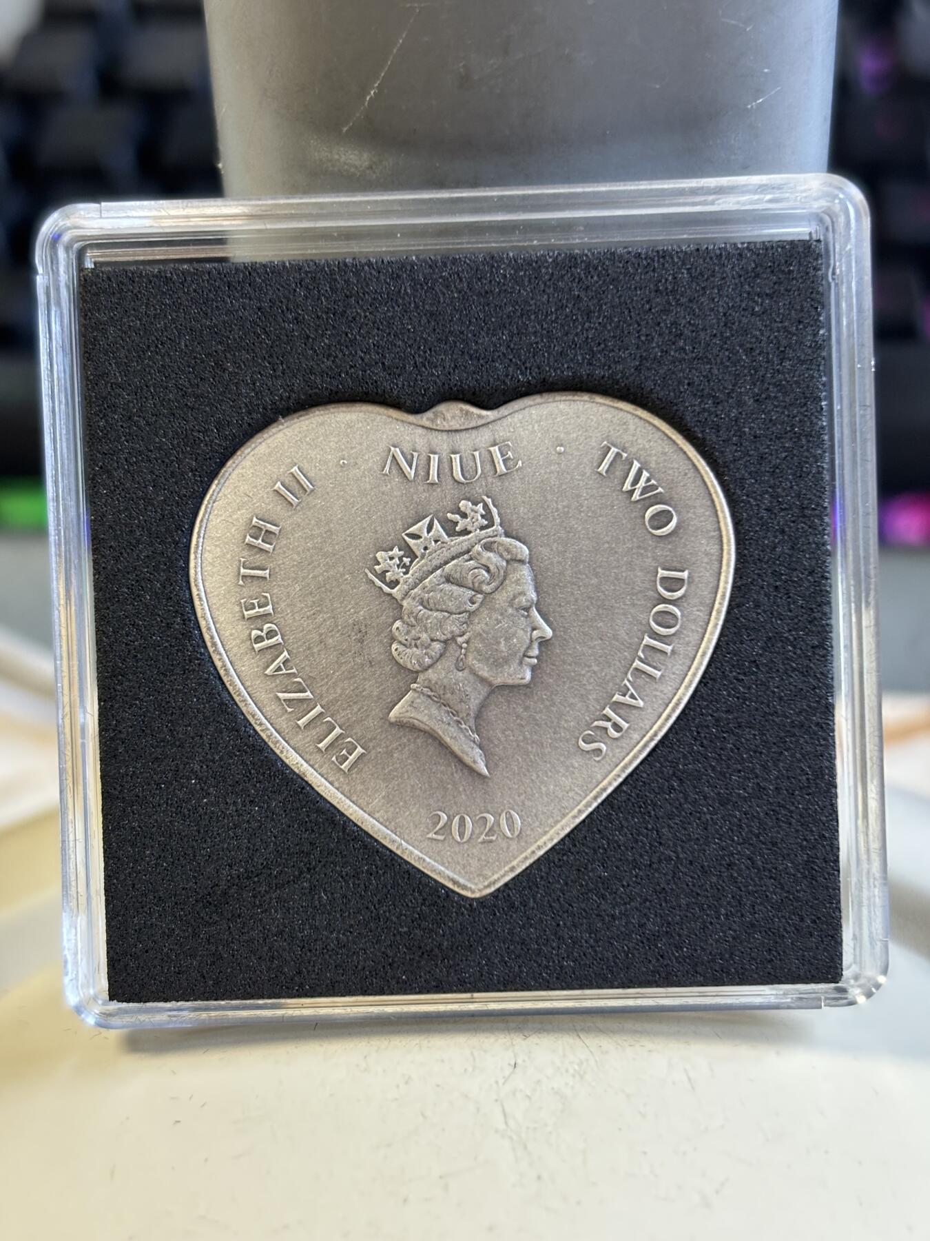 第192期拍卖 纽埃2020年你中有我心形高浮雕彩色纪念银币，999银，发行500枚，1/2盎司