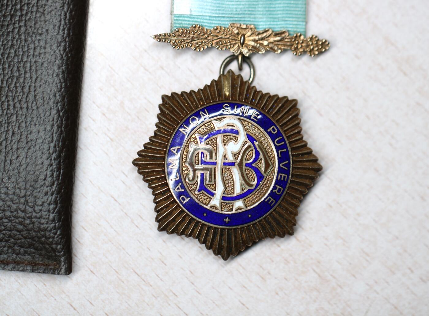 大猫徽章拍卖 第289期 英国皇家野牛会奖章.PALMA NON SINE PULVERE”（意为“荣耀源于磨砺”925银镀金材质局部珐琅，带原始皮袋，53.6g