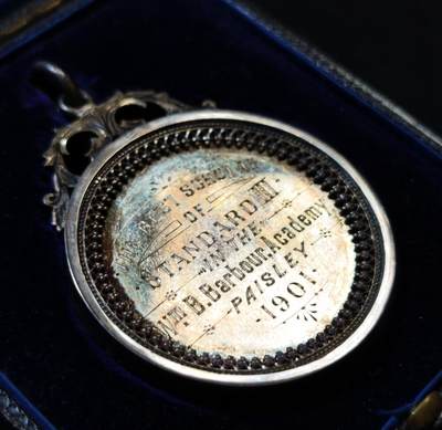 甄臻铺-世界币章拍卖（第53期），甄品场拍品征集中，送拍享返佣金等优惠多多 - 1901年英国威廉·巴伯·巴伯学院（Wm. B. Barbour Academy, Paisley）颁发的银质奖章，带原装皮盒，奖章圆圈部分直径47.3毫米，重31.7克，不算吊环总高61.1毫米，复杂银匠工艺的典范，底部有英国伦敦银匠标记“S&G”，年份清晰，保存完好