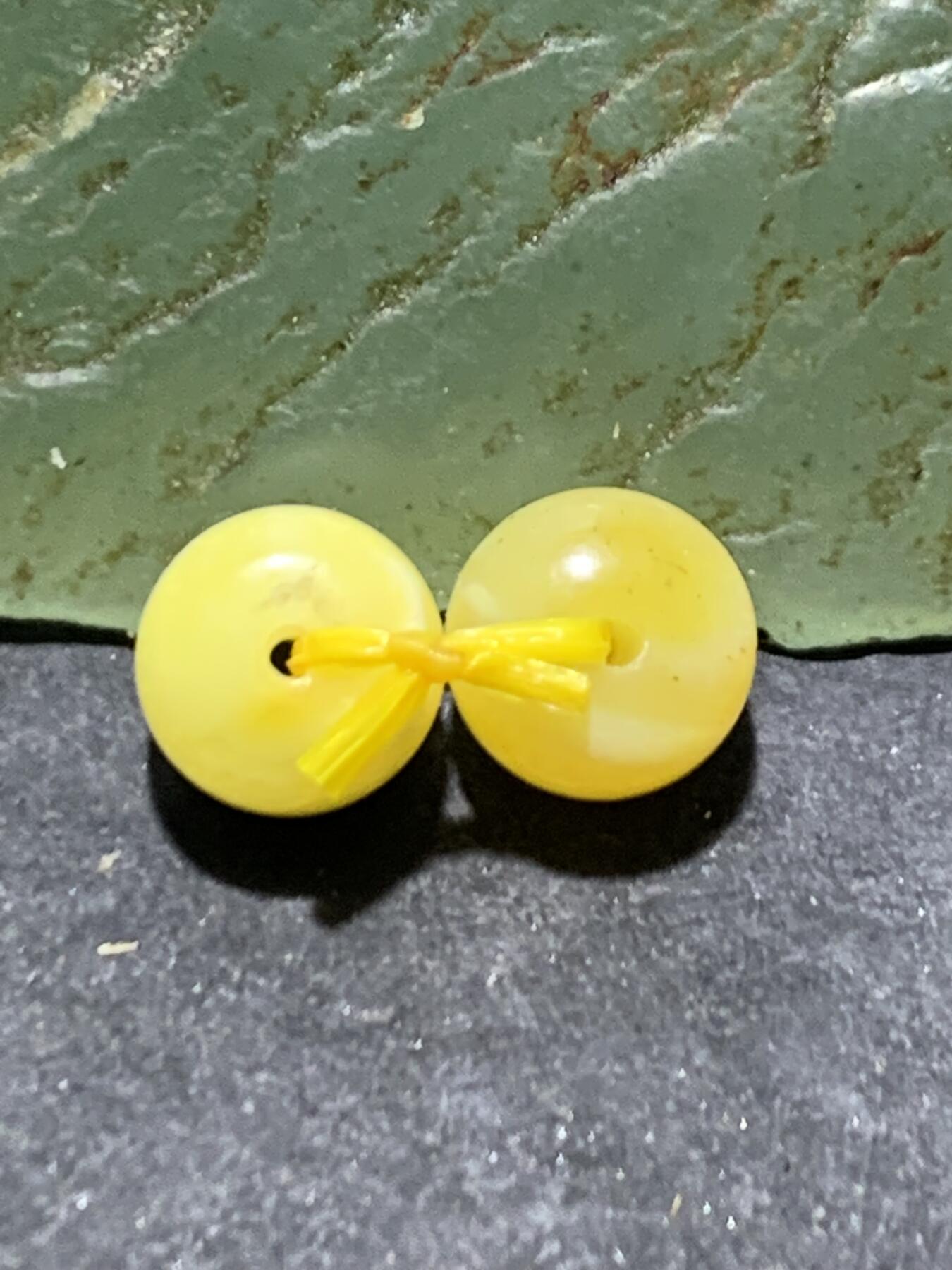 天然俄料原矿蜜蜡小尺寸老形桶珠腰珠两颗，