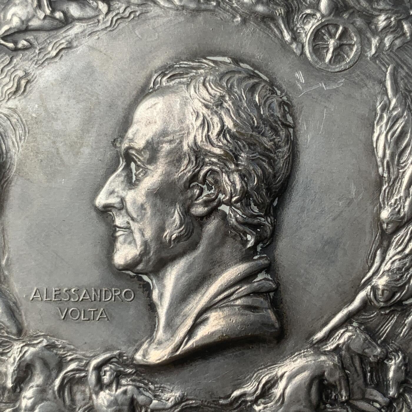 掌中浮雕-藏着的欧洲第053场 1927年意大利物理学家伏特逝世100周年镀银铜章 G.Lonazzi雕刻，59mm, (边缘无磕碰，仅一处漏铜，如图）