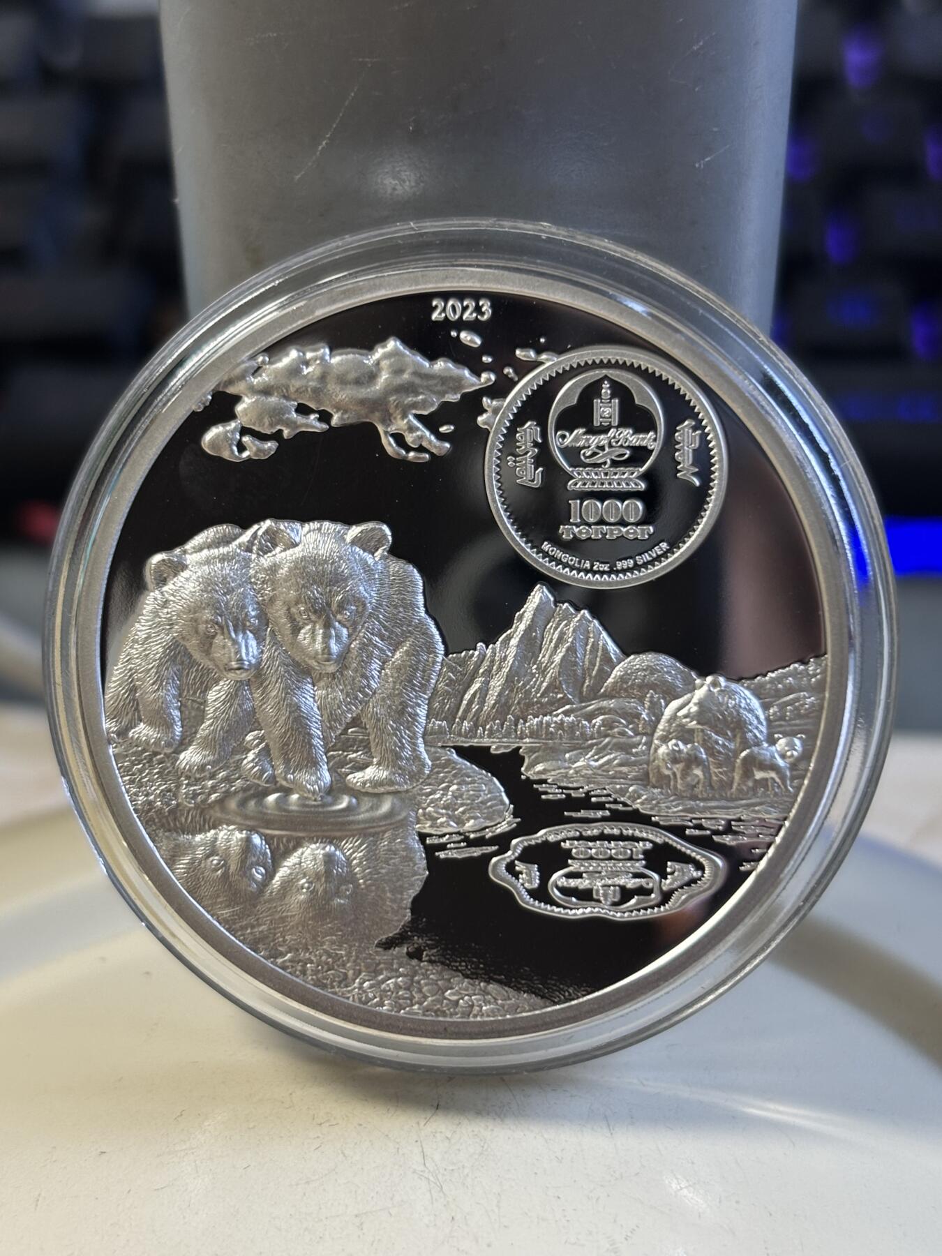 第192期拍卖 蒙古2023年成长系列3棕熊2盎司钌化高浮雕纪念银币，999银，发行333枚