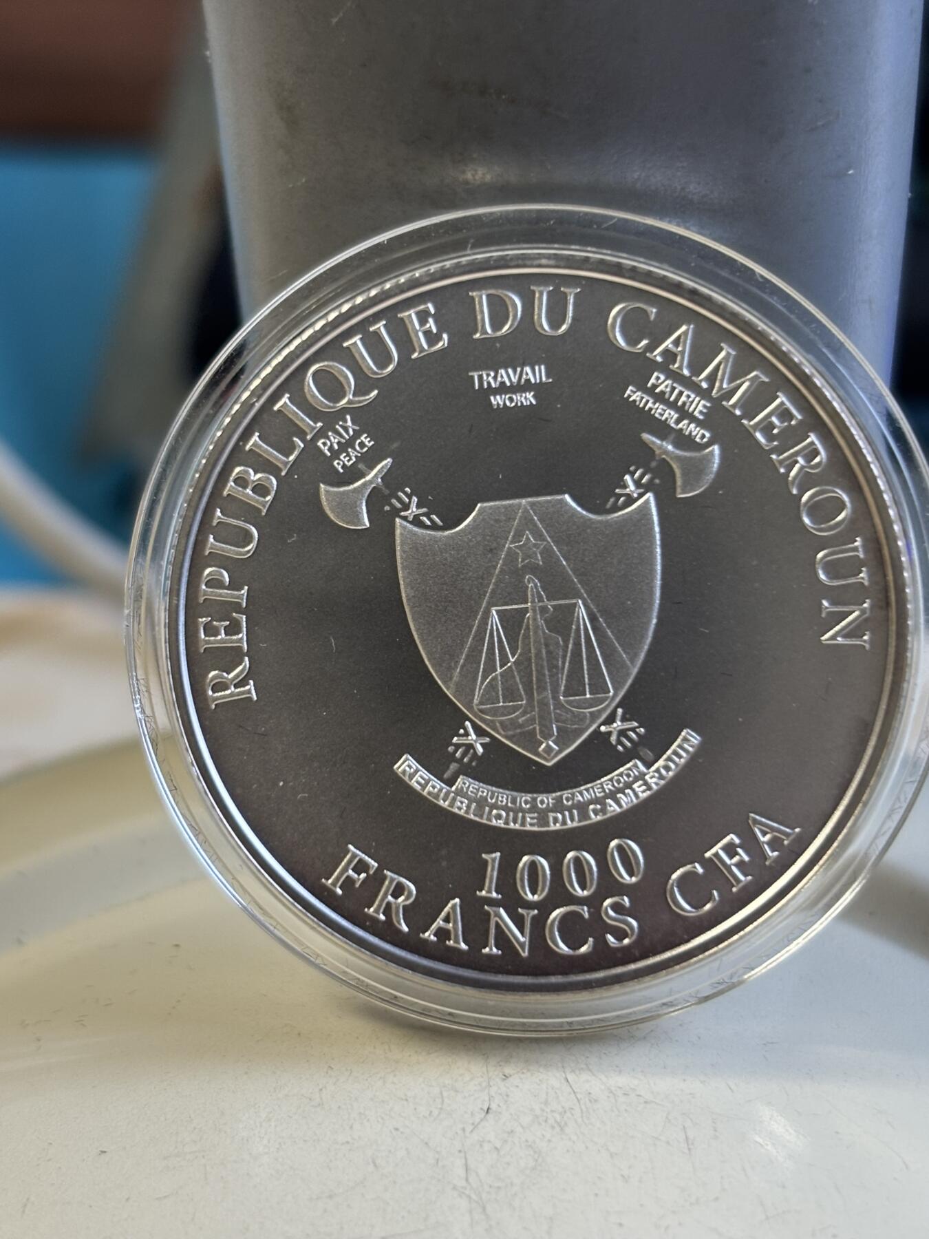 第192期拍卖 喀麦隆2012年吉祥物独角兽麒麟镶嵌蛋白宝石银币，999银，20克，发行888枚