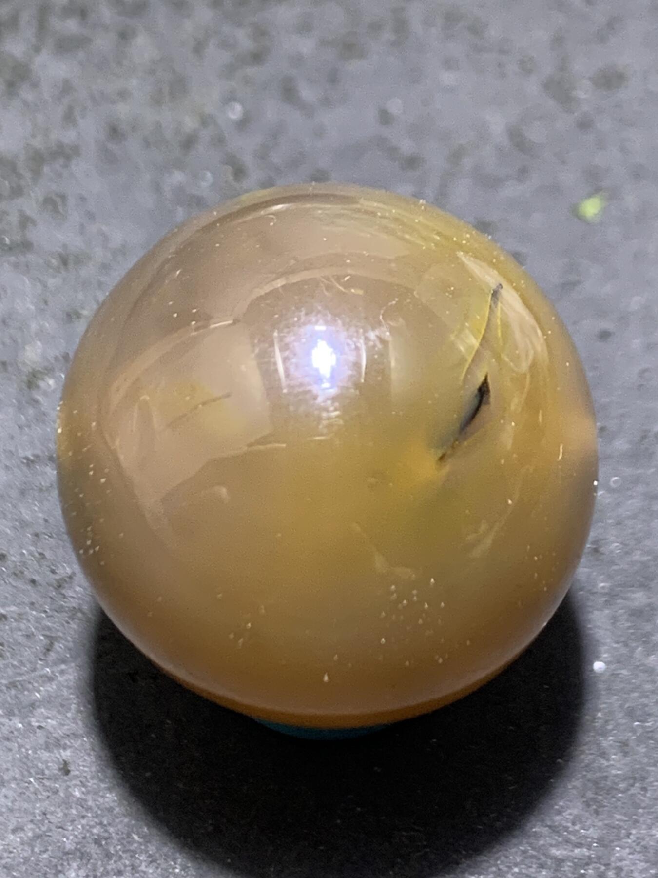 精美高润度冻料飘黄战国红玛圆珠一个，