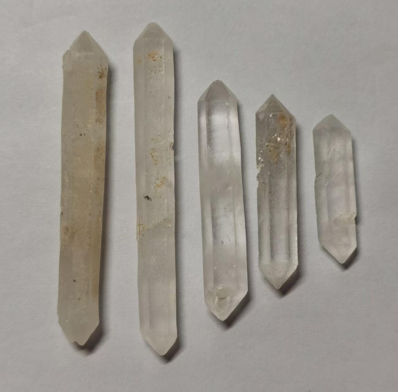 七河·世界世界币章杂件小拍（总第40期） 藏家出品 X709（1）小长条 云贵闪灵水晶原石 一组5件  本件拍品由合作藏家邮寄