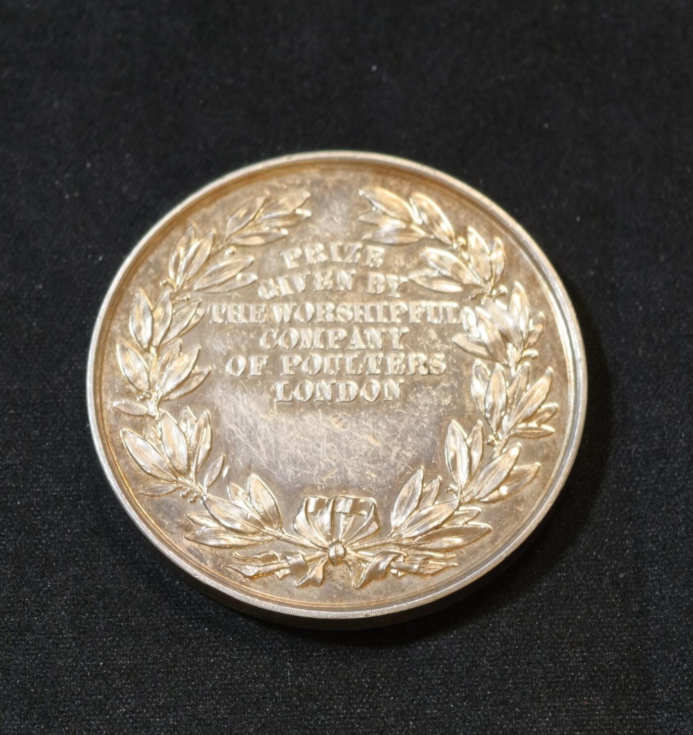 甄臻铺-世界币章拍卖（第53期），甄品场拍品征集中，送拍享返佣金等优惠多多 19世纪英国伦敦家禽商公会（Worshipful Company of Poulterers）银奖章，重46.345克，直径44.6毫米。正面是家禽图案和盾徽，背面“PRIZE GIVEN BY THE WORSHIPFUL COMPANY OF POULTERS LONDON”字样。