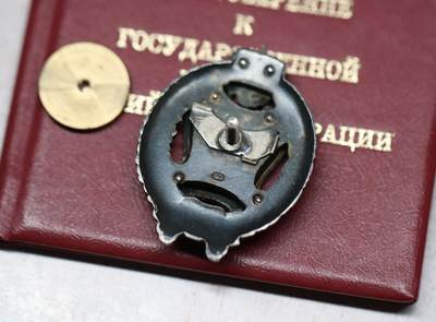 大猫徽章拍卖 第289期 俄罗斯联邦荣誉文化工作者证章，银制，带莫斯科造币厂厂标，得主自行把别针改成转轮