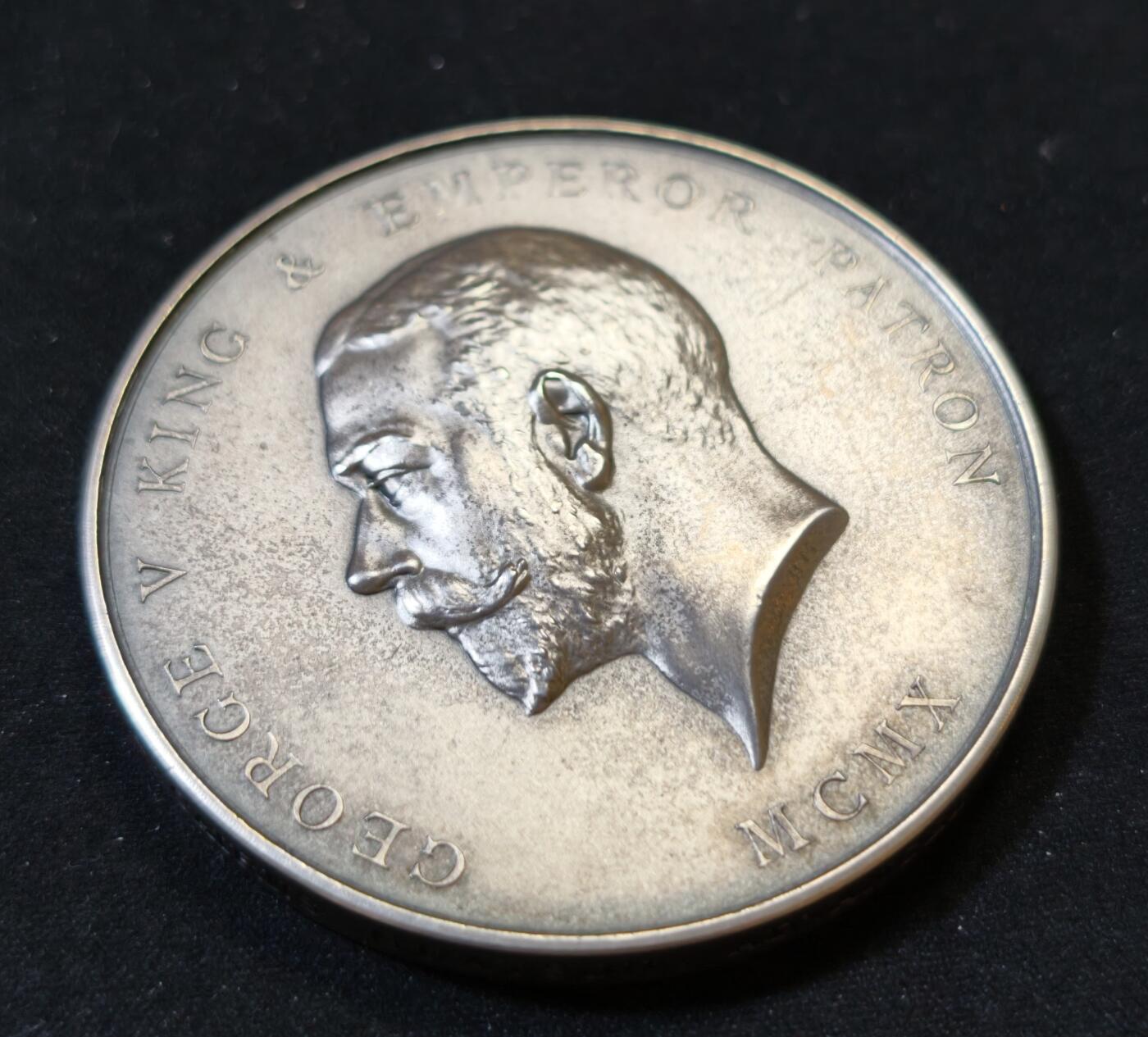 甄臻铺-世界币章拍卖（第53期），甄品场拍品征集中，送拍享返佣金等优惠多多 1930年英国皇家艺术协会（RSA）西班牙语高级考试纪念银章，乔治五世国王肖像，带原装红皮盒，直径56毫米，重90克，品相完美，包浆自然