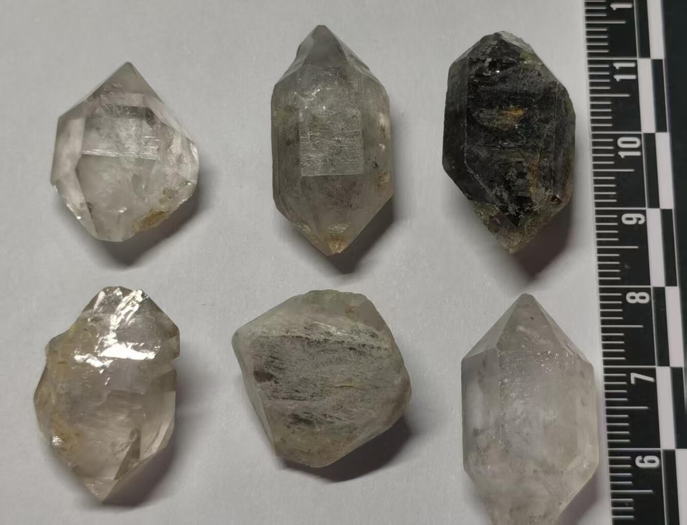 七河·世界世界币章杂件小拍（总第40期） 藏家出品X760（6）云贵闪灵水晶原石一组共9件，总重量约50多克 本件拍品由合作藏家邮寄