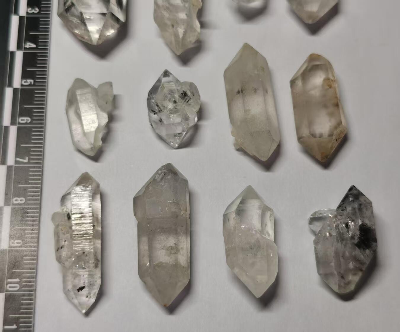 七河·世界世界币章杂件小拍（总第40期） 藏家出品X759（6）云贵闪灵水晶原石一组共12件，总重量约50多克 本件拍品由合作藏家邮寄