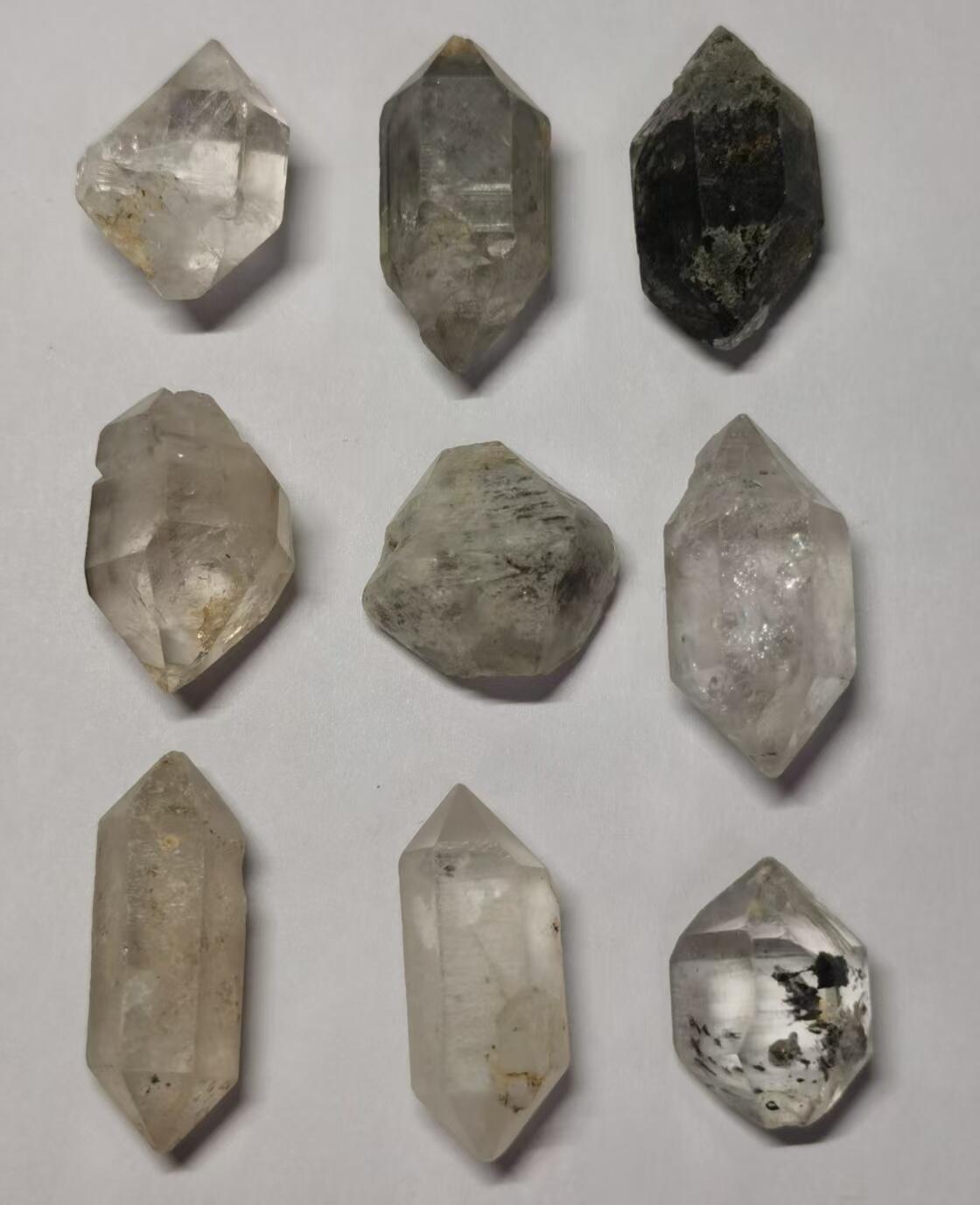 七河·世界世界币章杂件小拍（总第40期） 藏家出品X760（6）云贵闪灵水晶原石一组共9件，总重量约50多克 本件拍品由合作藏家邮寄