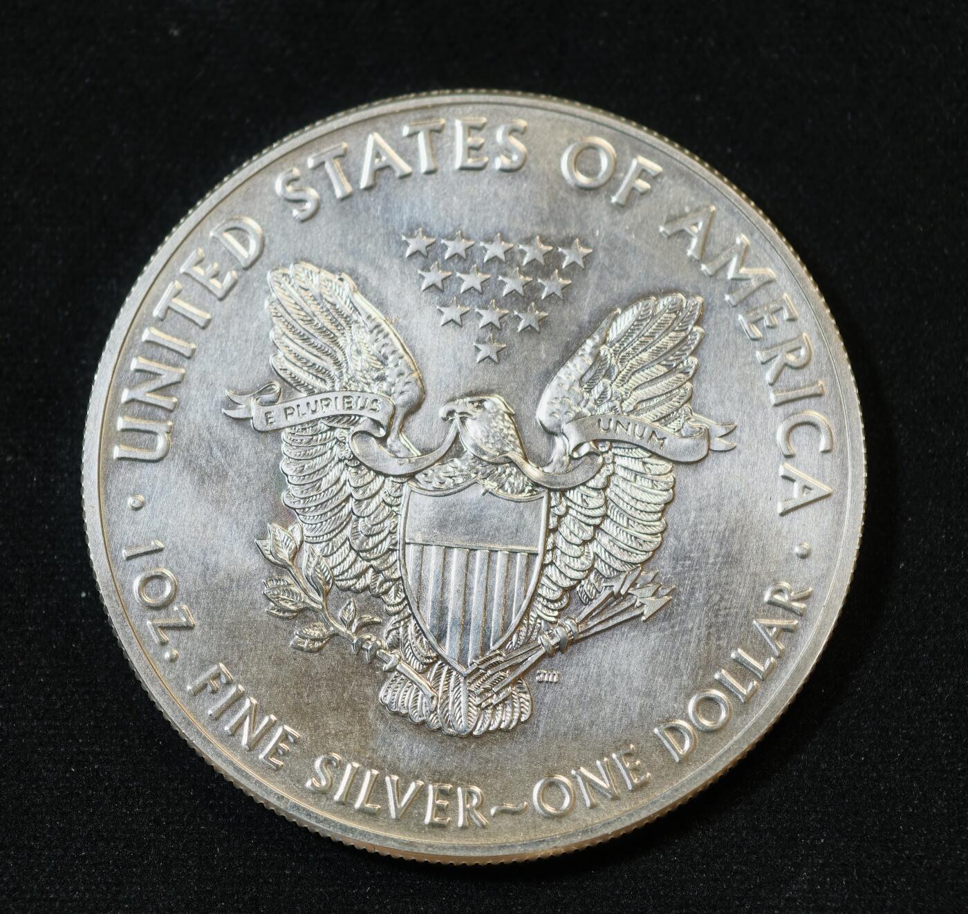 甄臻铺-世界币章拍卖（第53期），甄品场拍品征集中，送拍享返佣金等优惠多多 2018年 美国 行走女神银鹰 普制 1美元 1盎司投资银币 31.11g 含银量99.93%，细节见图