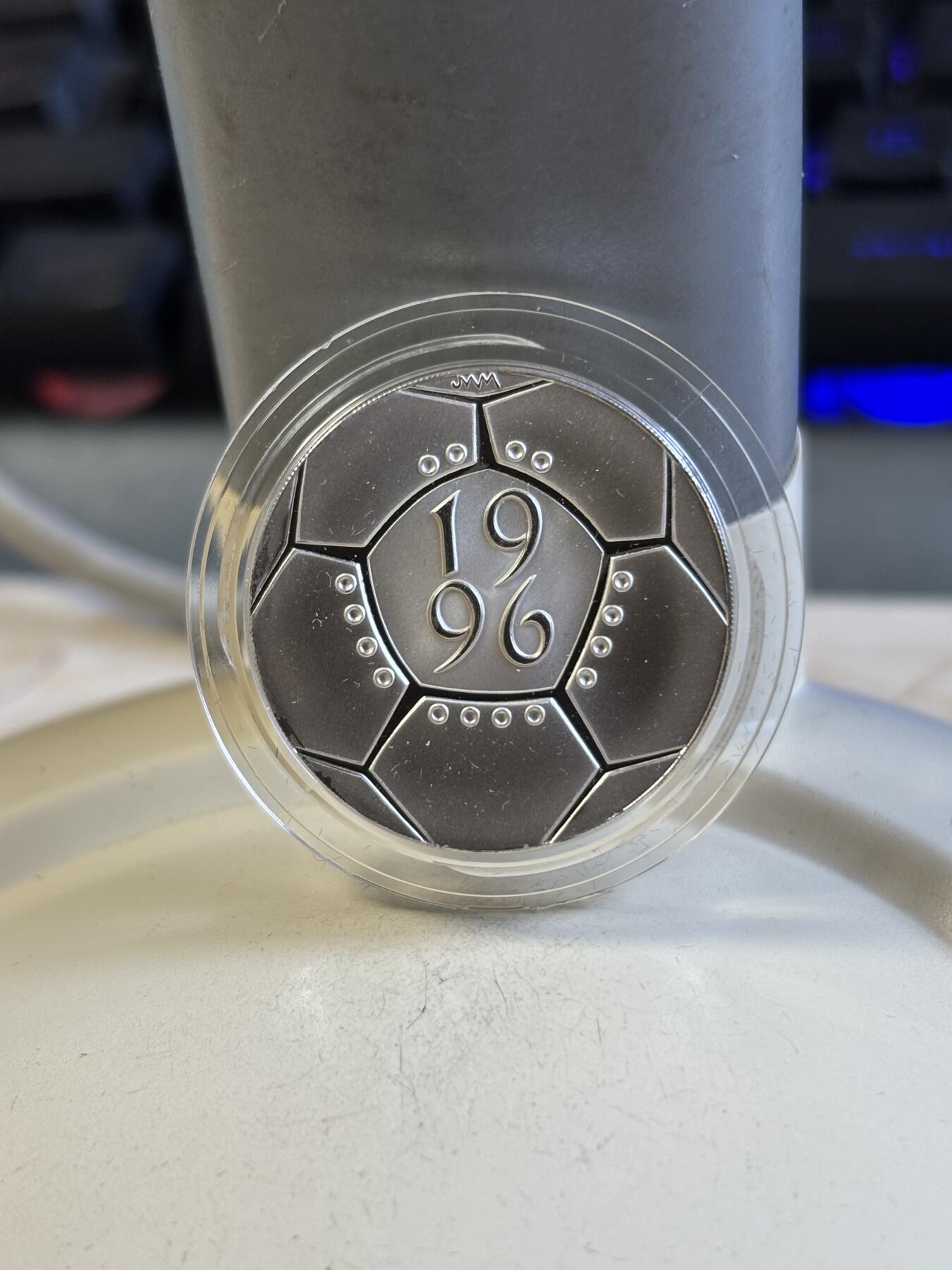 第192期拍卖 英国1996年欧洲杯足球2英镑精制纪念银币，15.98克，925银，发行50000枚