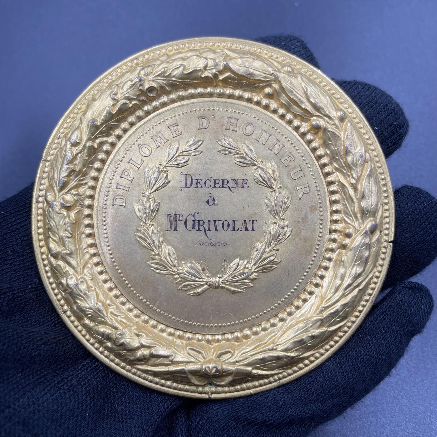 「木头集藏」章牌专场-第69场 A.Bottee～1875年法国国际博览会镀金铜章，直径：78 mm，91.2 g，边缘中空，少见铜章。