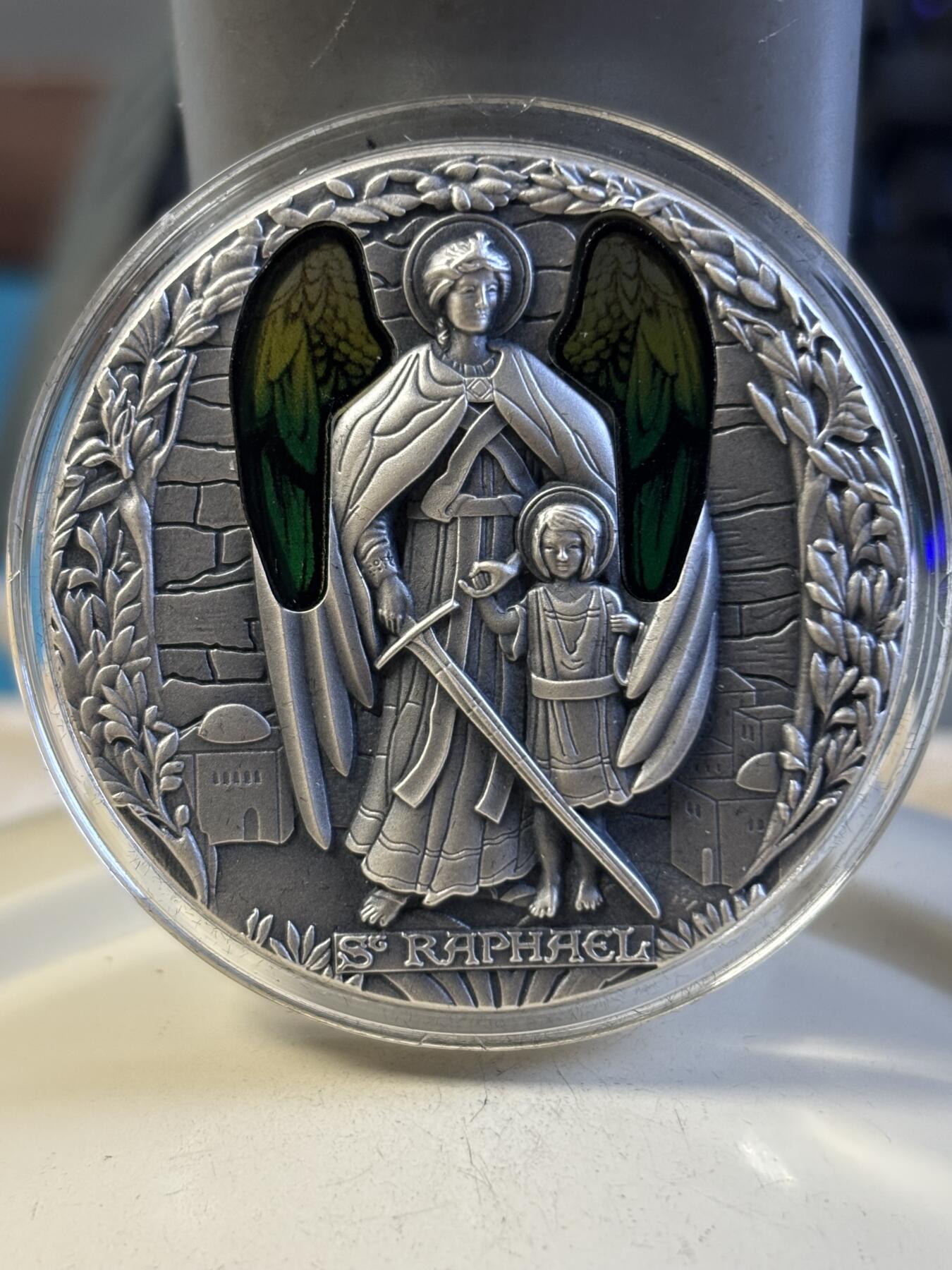 第192期拍卖 喀麦隆2022年天使3大天使拉斐尔嵌彩玻璃2盎司银币，999银，发行500枚