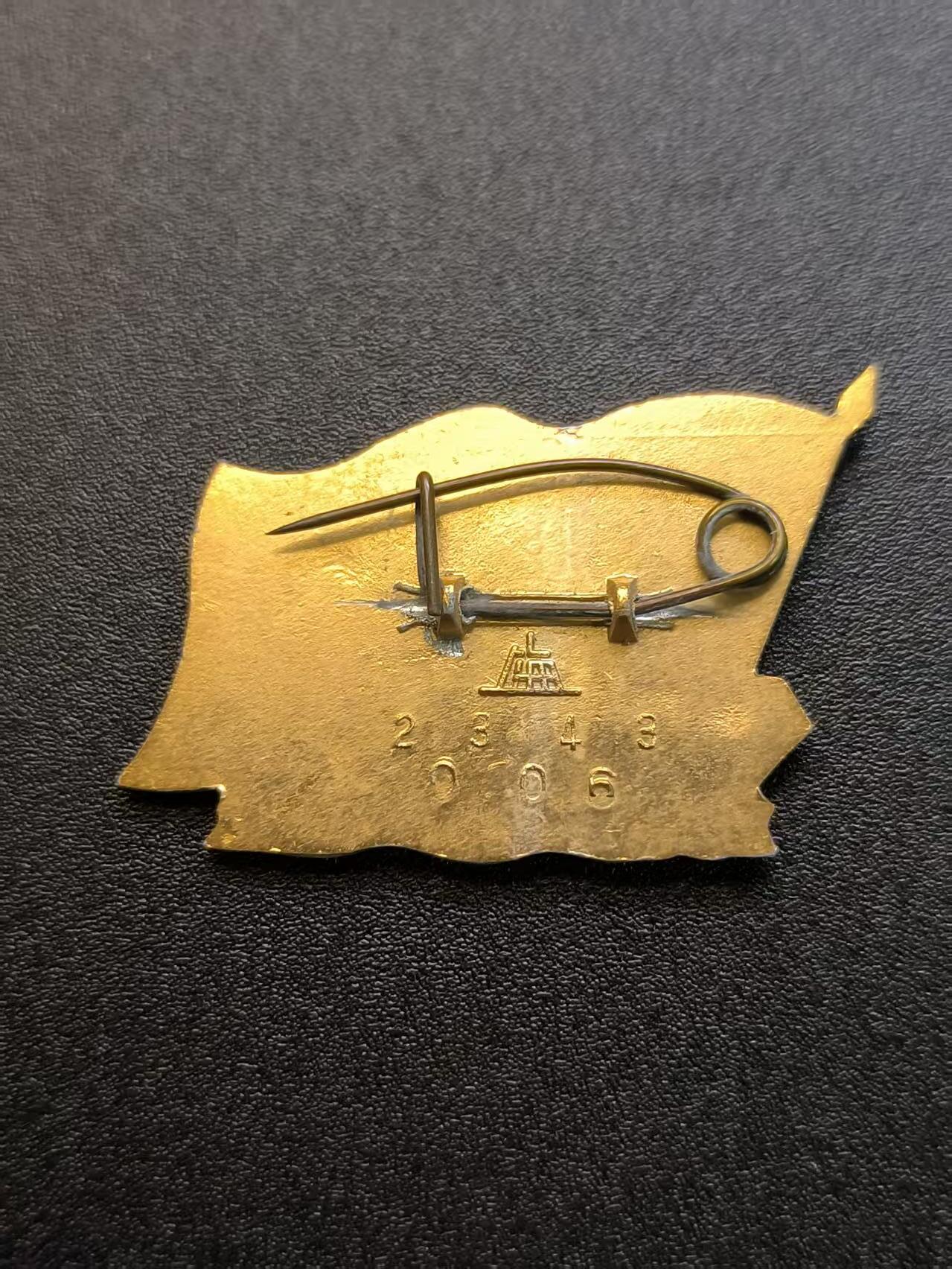 云宸嘉赏-勋臻精藏⭐️年后精品专拍场次🎖 主席像章 红旗大海林提章 “上海”小王时期HWB派性章带编号  该异形章好品少见 