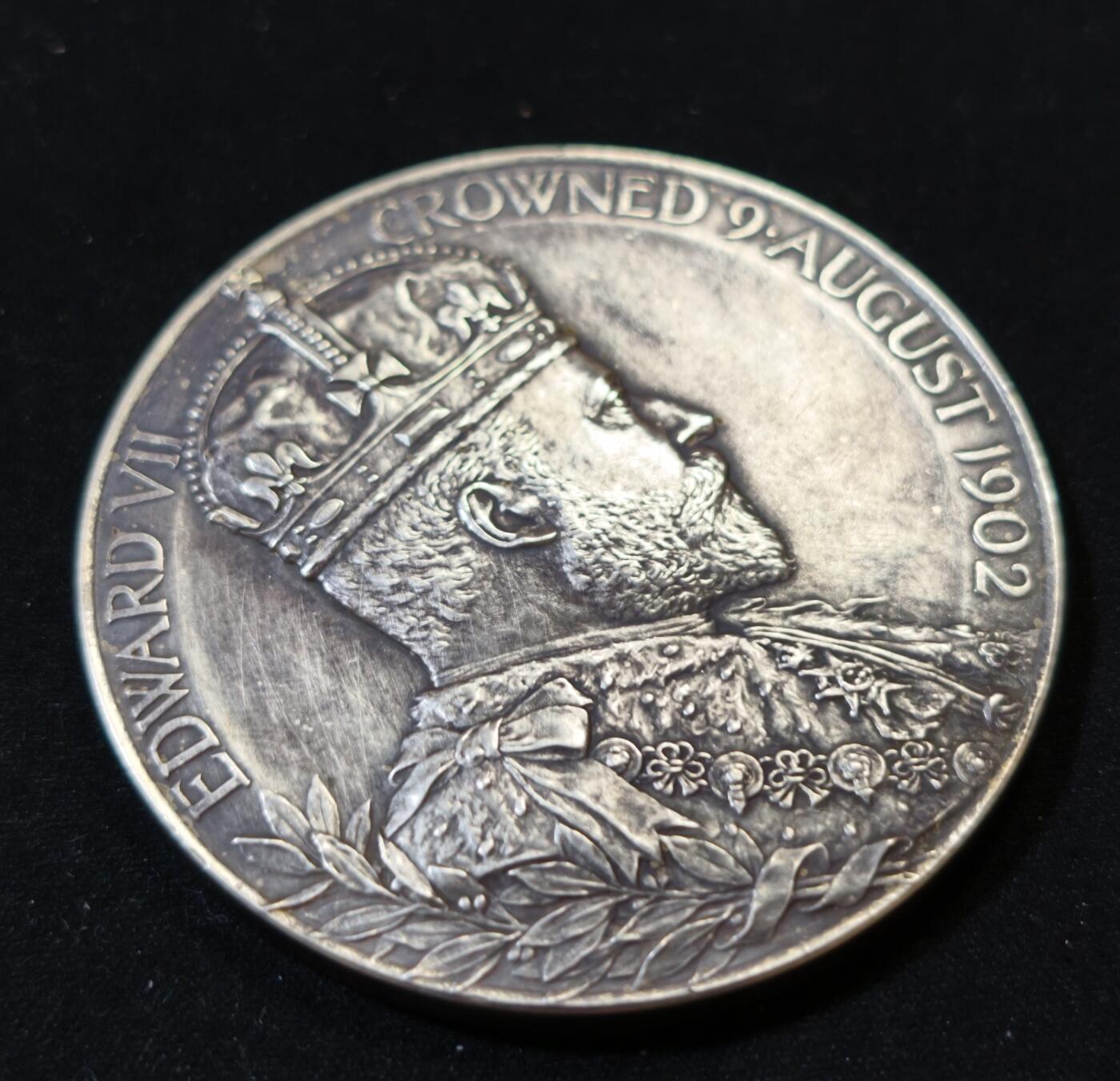 甄臻铺-世界币章拍卖（第53期），甄品场拍品征集中，送拍享返佣金等优惠多多 英国爱德华七世与亚历山德拉王后加冕纪念银币，1902年发行，直径55毫米，重86克，正面爱德华七世头像，背面亚历山德拉王后头像，加冕日期“CROWNED 9 AUGUST 1902”环绕，光边无边铭，币面细节清晰，包浆自然