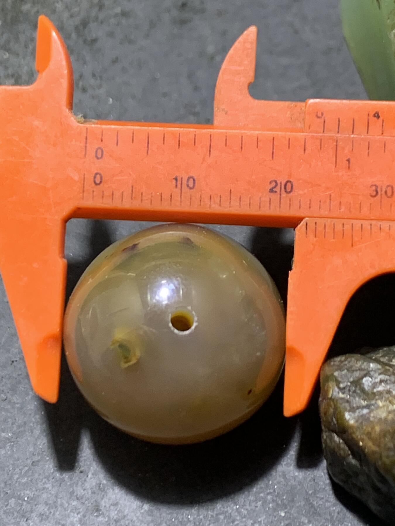 精美高润度冻料飘黄战国红玛圆珠一个，