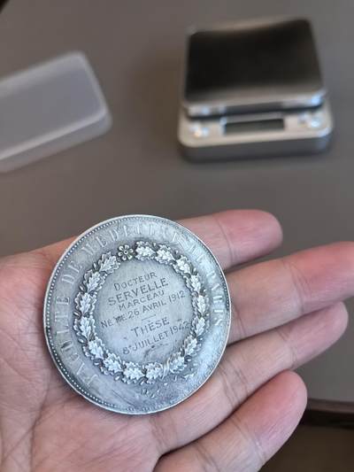 欧洲银章、铜章，大优惠起拍价都是银价计算 起拍价格小于银价，巴黎医学院博士论文银章（Esculapius） 这是一枚为纪念法国著名心脏外科医生 Marceau Servelle（1912-2002） 纯银纪念章50克。