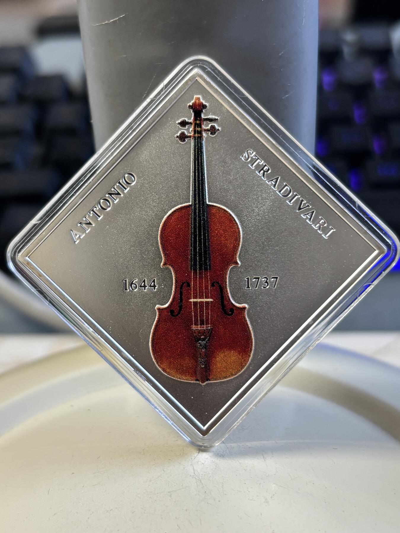 第192期拍卖 纽埃2014年小提琴镶嵌世界首枚木头菱形纪念银币，999银，发行999套