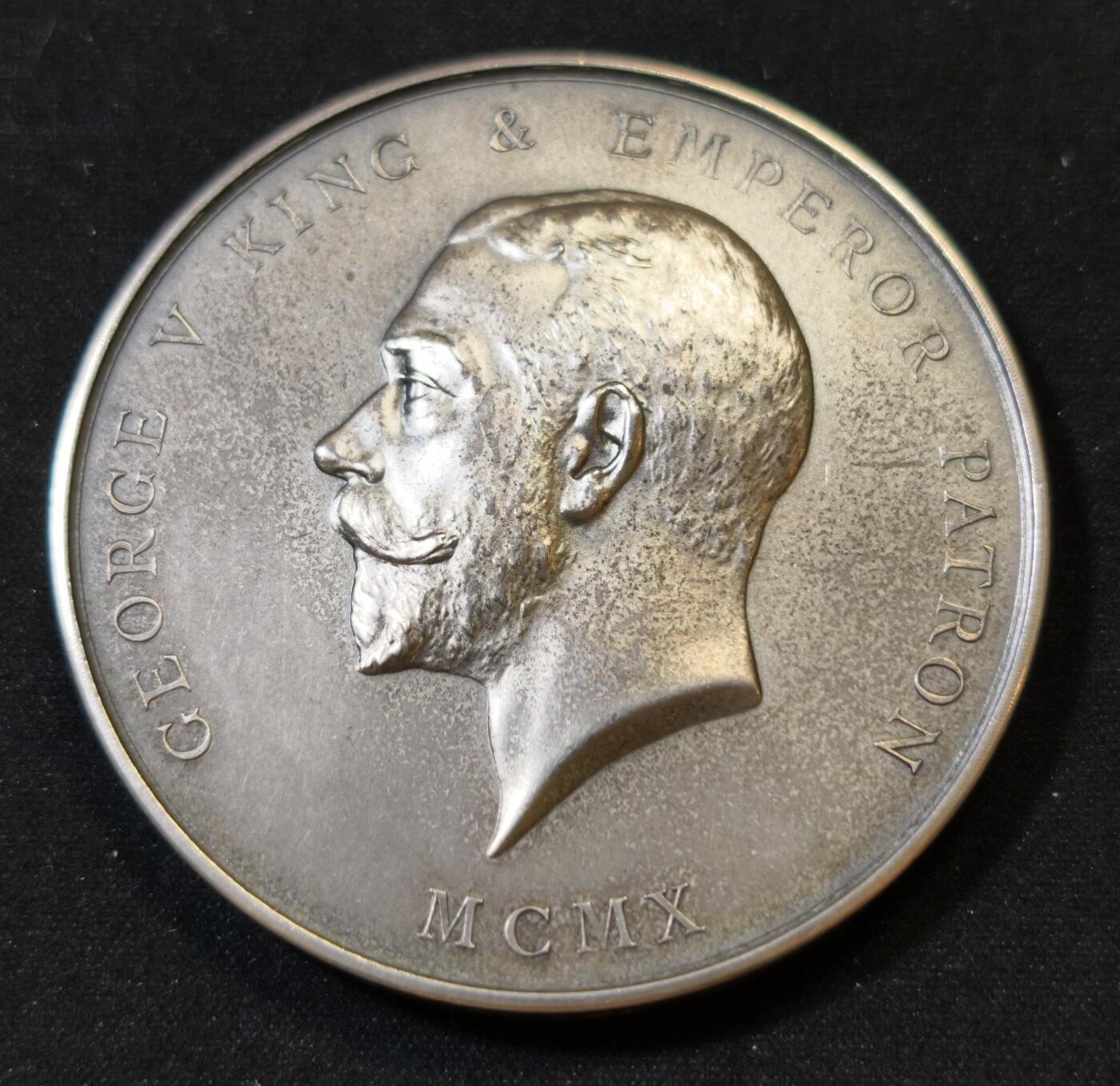 甄臻铺-世界币章拍卖（第53期），甄品场拍品征集中，送拍享返佣金等优惠多多 1930年英国皇家艺术协会（RSA）西班牙语高级考试纪念银章，乔治五世国王肖像，带原装红皮盒，直径56毫米，重90克，品相完美，包浆自然