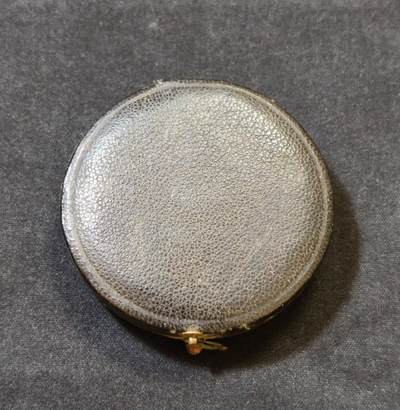 甄臻铺-世界币章拍卖（第53期），甄品场拍品征集中，送拍享返佣金等优惠多多 - 1860年法国马术银质奖章，重49.8克，直径45.2毫米。正面是拿破仑三世侧面像，背面“GOUVEAS AGRICULTURAL HIPPIQUE D'ALLEME”字样，1860年赛事纪念，原装皮质盒，保存完好，包浆自然