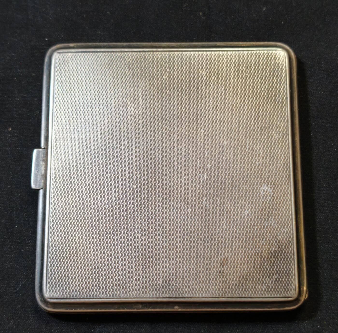 甄臻铺-世界币章拍卖（第53期），甄品场拍品征集中，送拍享返佣金等优惠多多 澳大利亚新南威尔士古董纯银嵌9k实金烟盒，澳大利亚新南威尔士纯银标记和9k金标记清晰齐全，1939年出品，925纯银。长7.6厘米，宽7厘米，重121.3克。盒面双面玑镂纹，精美大方，嵌9k金几何图标，并有原主人名Jevry铭刻。总体品相佳，能装7支短烟